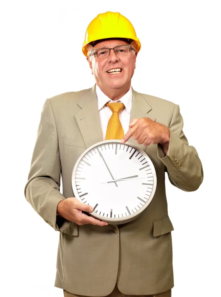 Portret van een senior man houden een muur horloge — Stockfoto