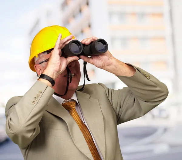 Engenheiro olhando para longe — Fotografia de Stock