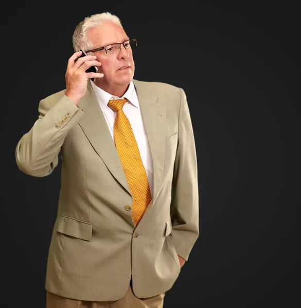 Senior man pratar i telefon — Stockfoto