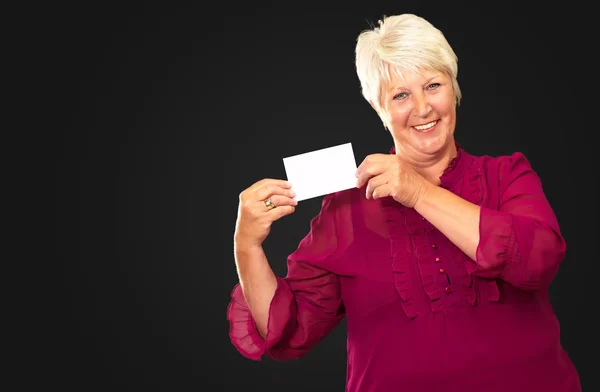 Yaşlı kadın gösteren kağıt — Stok fotoğraf