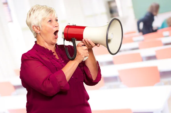 Retrato de uma mulher sênior com megafone — Fotografia de Stock