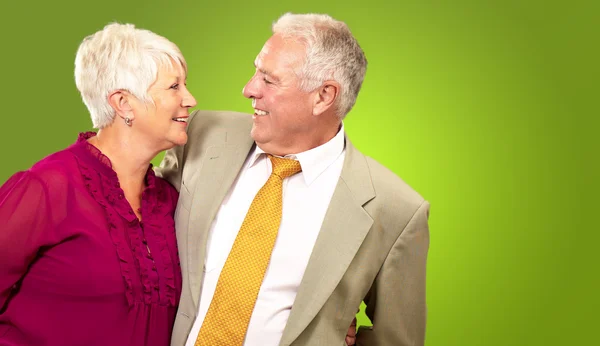 Retrato de una feliz pareja de ancianos —  Fotos de Stock