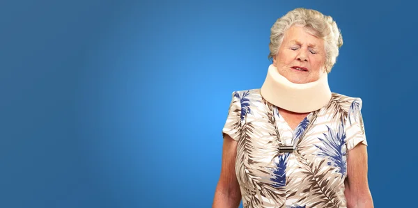 A Senior Woman Wearing A Neckbrace — Stock Photo, Image
