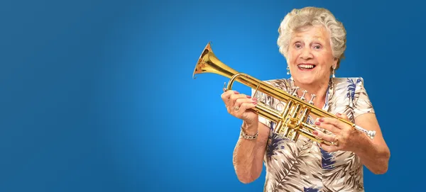 シニアの trumpetportrait を保持している年配の女性の肖像画 — ストック写真
