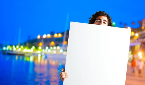 Retrato del hombre sosteniendo una cartelera en blanco — Foto de Stock