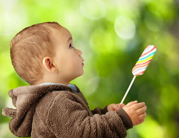 Portret van een baby bedrijf lolly — Stockfoto