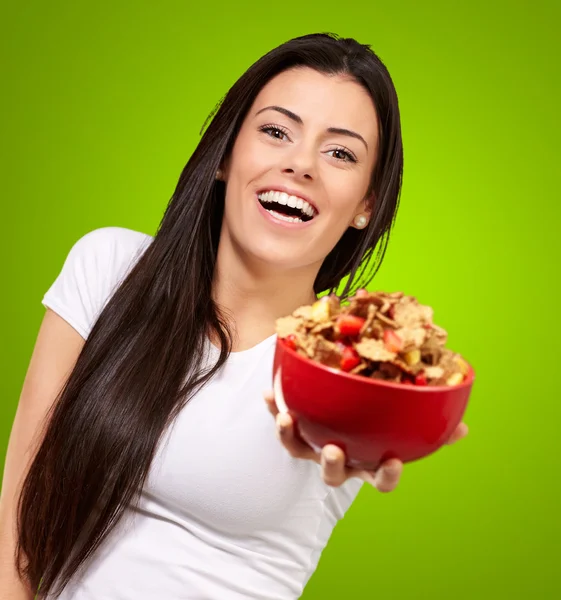 Menina mostrando Cornflakes — Fotografia de Stock