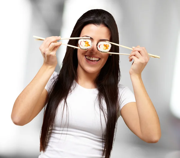 Retrato de uma fêmea segurando Sushi Roll — Fotografia de Stock