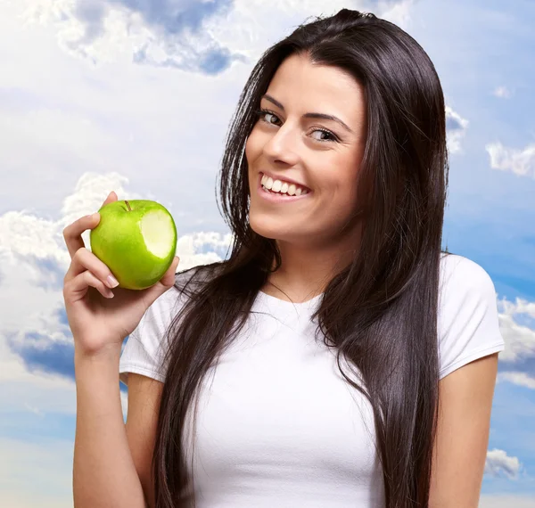 Junges Mädchen isst Apfel — Stockfoto