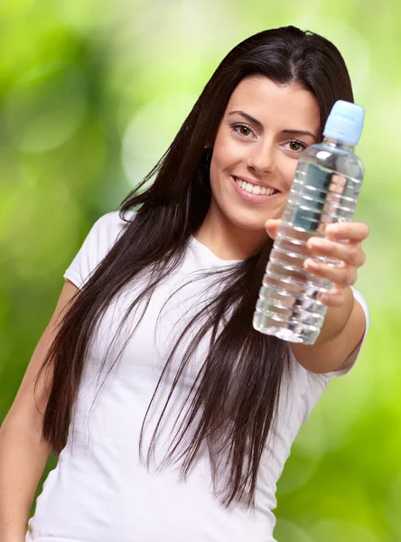 Joven sosteniendo botella de agua — Foto de Stock