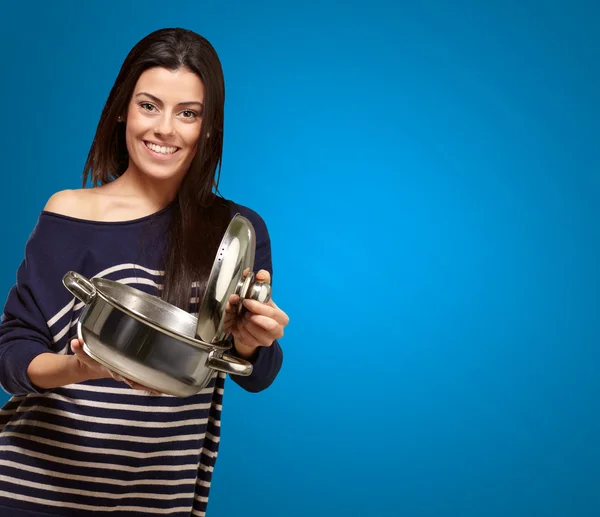 Mujer sosteniendo una lata de metal como un teléfono — Foto de Stock