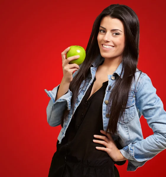 Mujer sosteniendo manzana verde —  Fotos de Stock