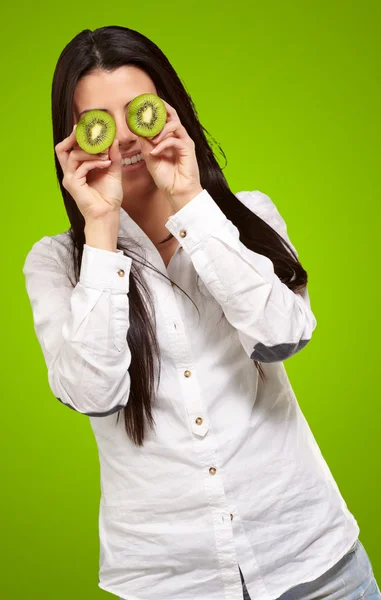 Young girl holding slices of kiwi — Stock Photo, Image