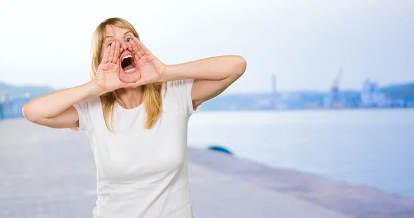 Portret van een schreeuwende vrouw Rechtenvrije Stockfoto's