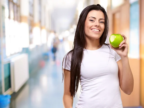 Ritratto di una donna che mangia una mela Immagine Stock