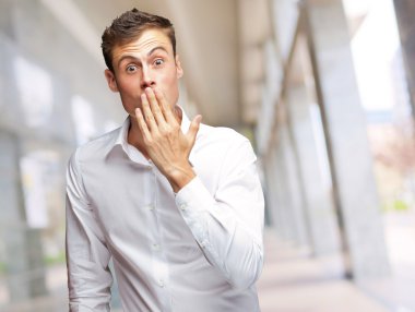 genç adam ağzını kaplayan portresi