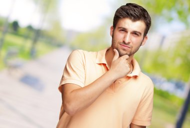 çene dokunmadan genç adam portresi olduğu