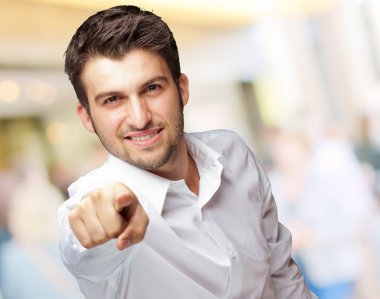 bir iş adamı işaret parmağı portresi