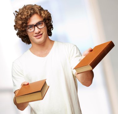 kitap tutan genç bir öğrenci portresi