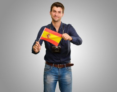 bir bayrak tutan genç bir adam portresi