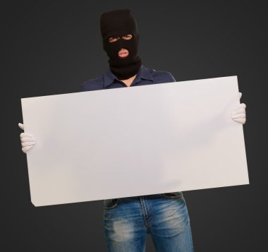 boş kartı tutan maskeli bir adam portresi