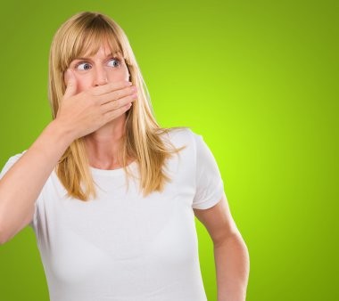 genç kadının ağzına el ile