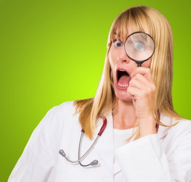 Doktor Büyüteç arıyor