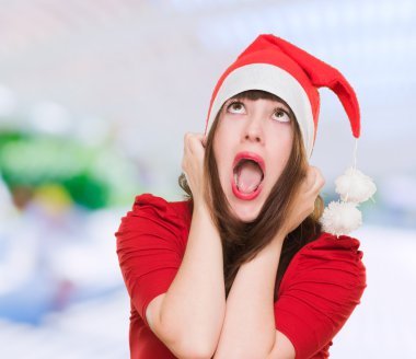 Noel şapka giyen kadın vurguladı