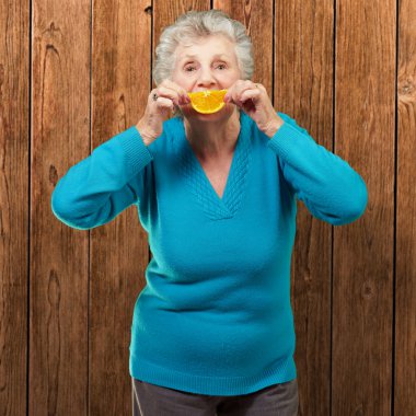 bir dilim meyve olgun kadın