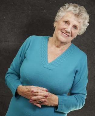 grunge duvara karşı duran kadın kıdemli portresi