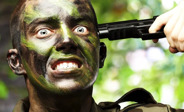 Retrato de jovem soldado comitante suicídio contra uma natureza de volta — Fotografia de Stock