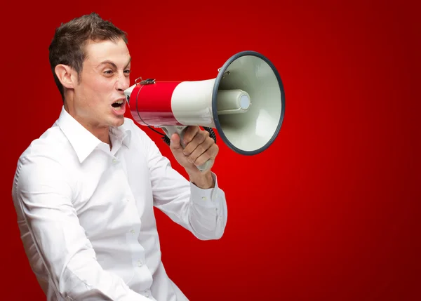 Retrato de un joven gritando en megáfono — Foto de Stock