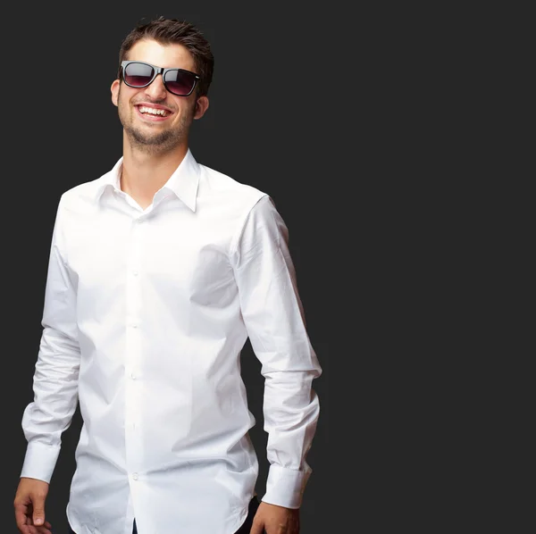 Gelukkig jonge man dragen van een bril — Stockfoto