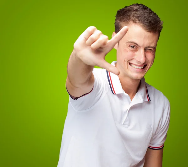 Portret van een knappe jongeman gebaren — Stockfoto