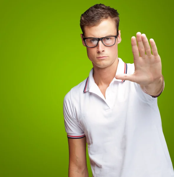 Retrato de un joven guapo haciendo un stop Symbol — Foto de Stock