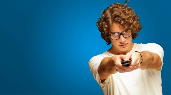 Homem segurando controle remoto — Fotografia de Stock