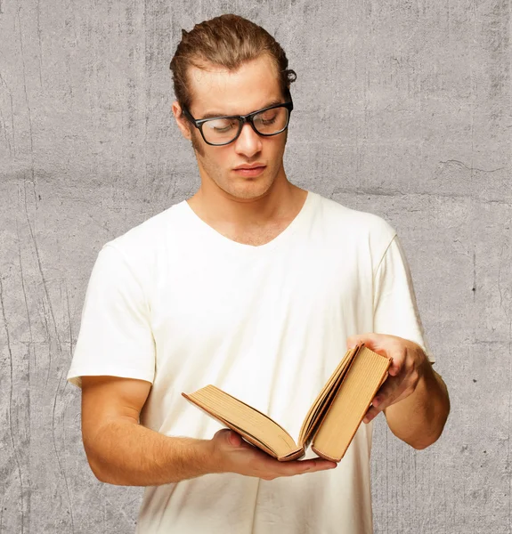 Man Looking At Book — Stock Photo, Image