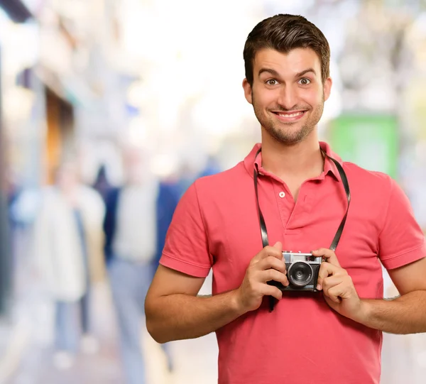 Retrato de um homem segurando câmera — Fotografia de Stock