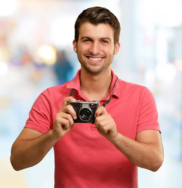 Retrato de um homem segurando câmera — Fotografia de Stock