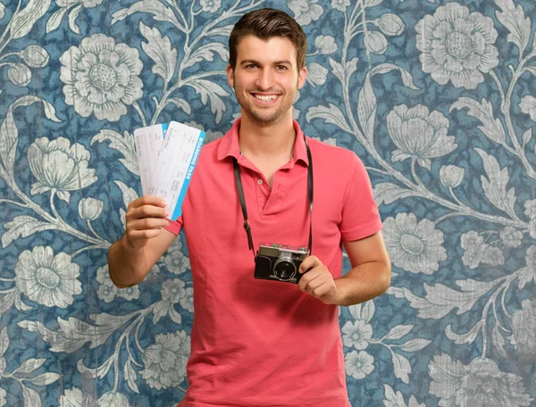 Retrato del hombre que sostiene la cámara y la tarjeta de embarque — Foto de Stock