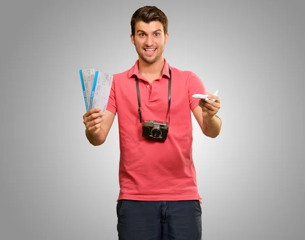 Homem com cartão de embarque e avião — Fotografia de Stock