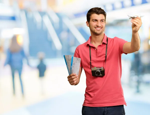 Muž, který držel palubní vstupenku a letadlo — Stock fotografie