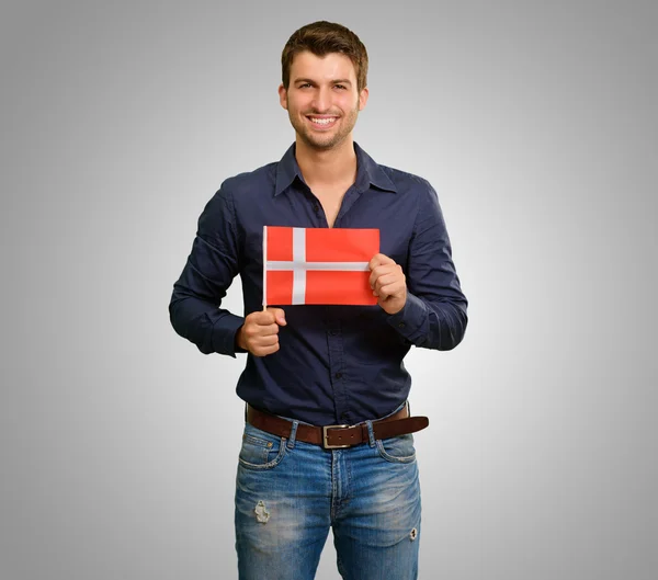 Retrato de um jovem segurando bandeira — Fotografia de Stock