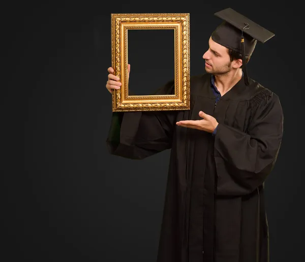 Graduate man visar en bildruta — Stockfoto