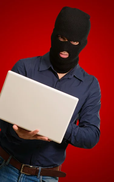 年轻男性小偷控股笔记本电脑 — 图库照片