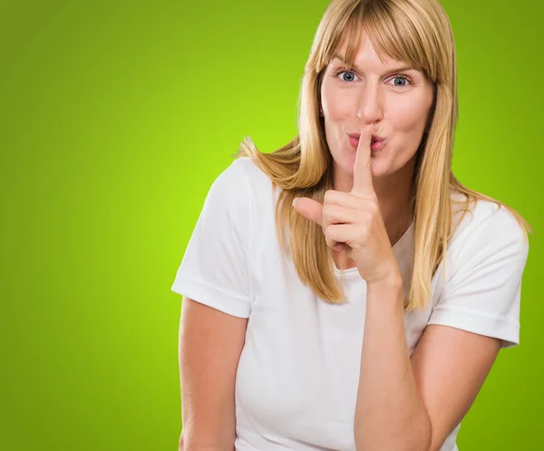 Vrouw met vinger op lip — Stockfoto