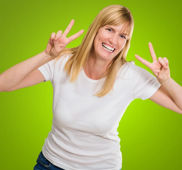 Glückliche Frau zeigt Friedenszeichen — Stockfoto