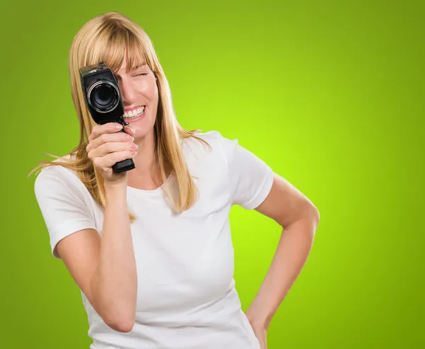 Gelukkige vrouw op zoek via camera — Stockfoto