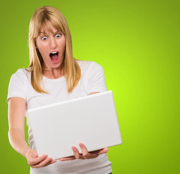 Шокированная женщина смотрит на ноутбук — стоковое фото