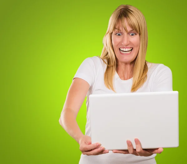 Donna felice guardando il computer portatile — Foto Stock